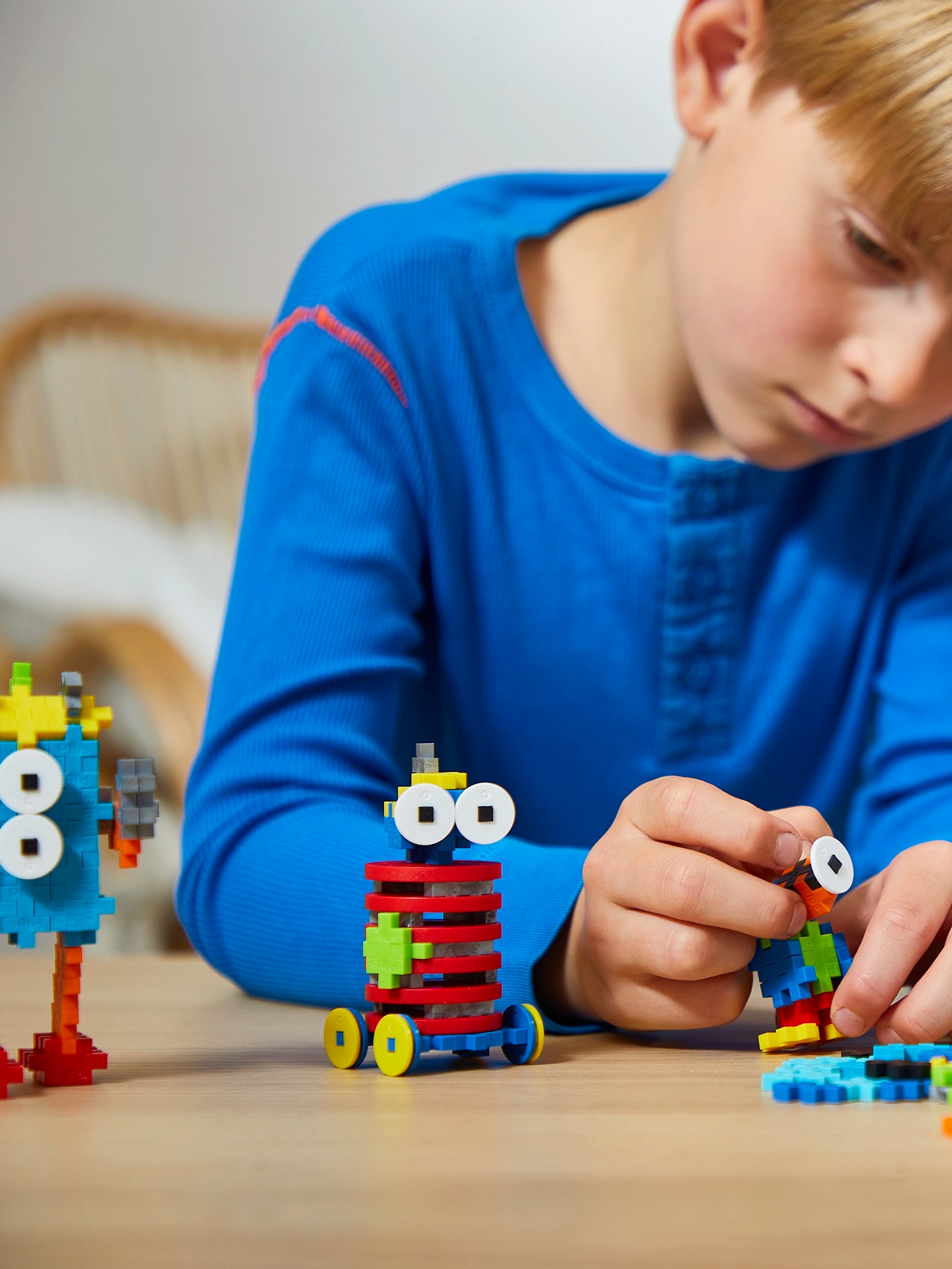 Hjul – 4 Svarta hjul med 4 vita och 4 röda navkapslar